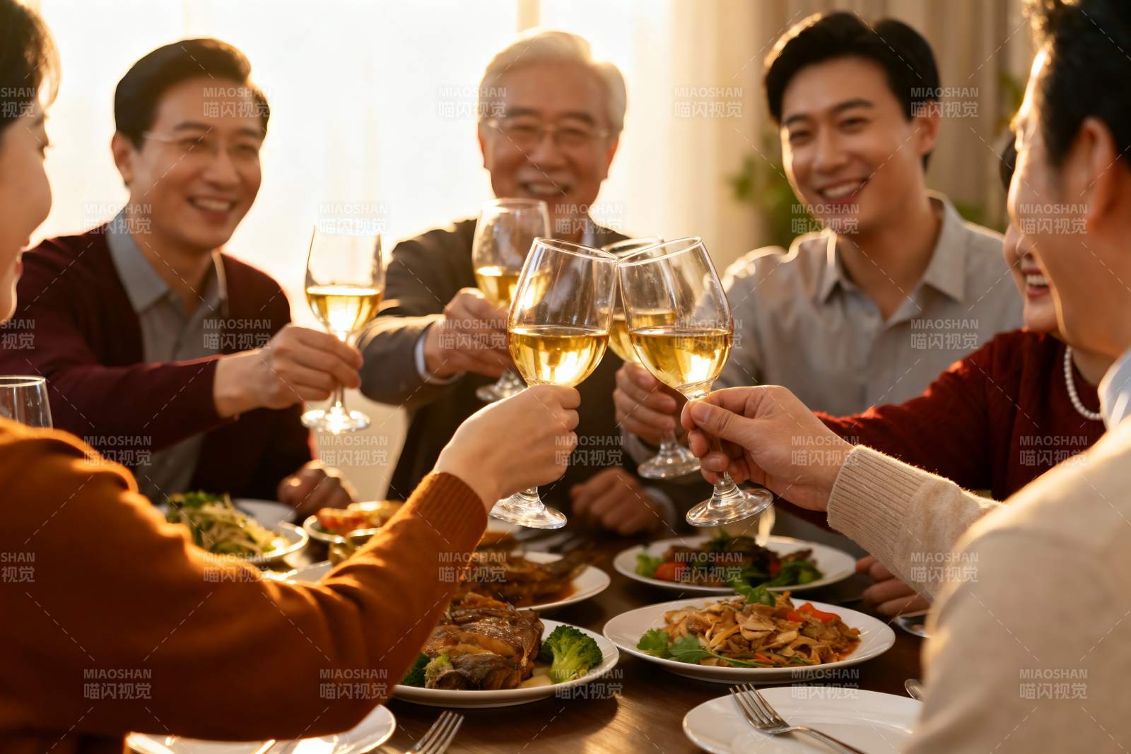家人聚餐举杯欢庆图片