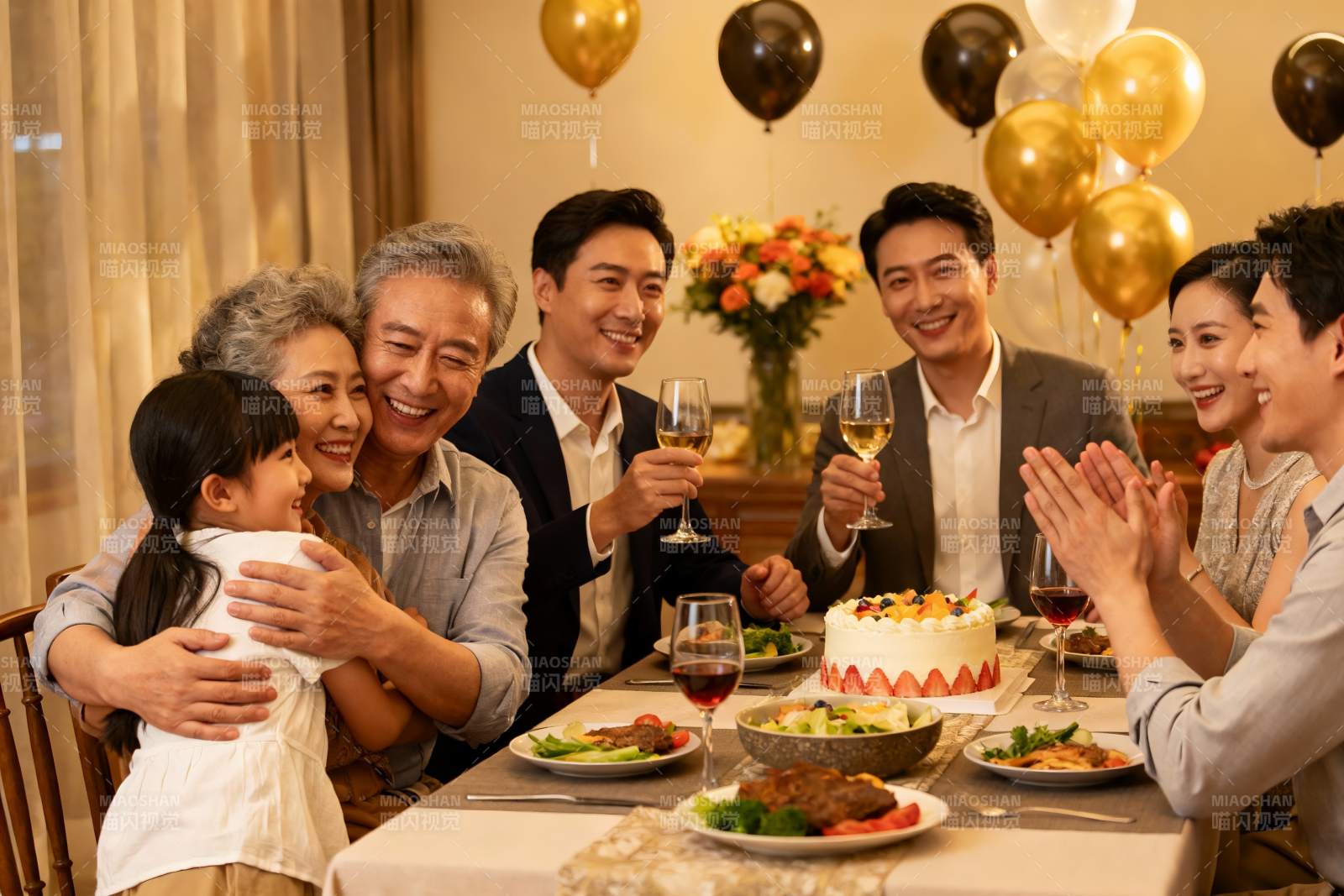 家庭聚餐欢庆生日场景图片