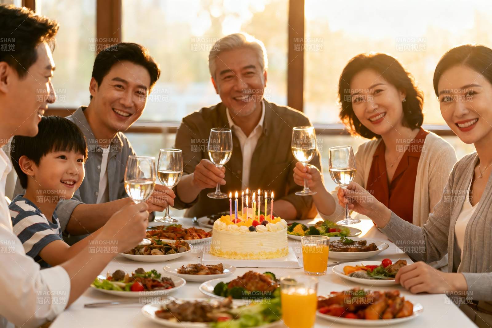 家庭聚餐欢庆生日温馨场景图片