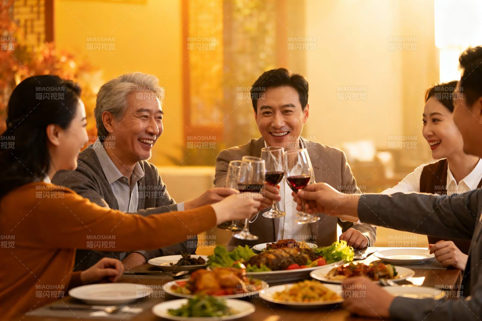 家庭聚餐欢庆时刻图片