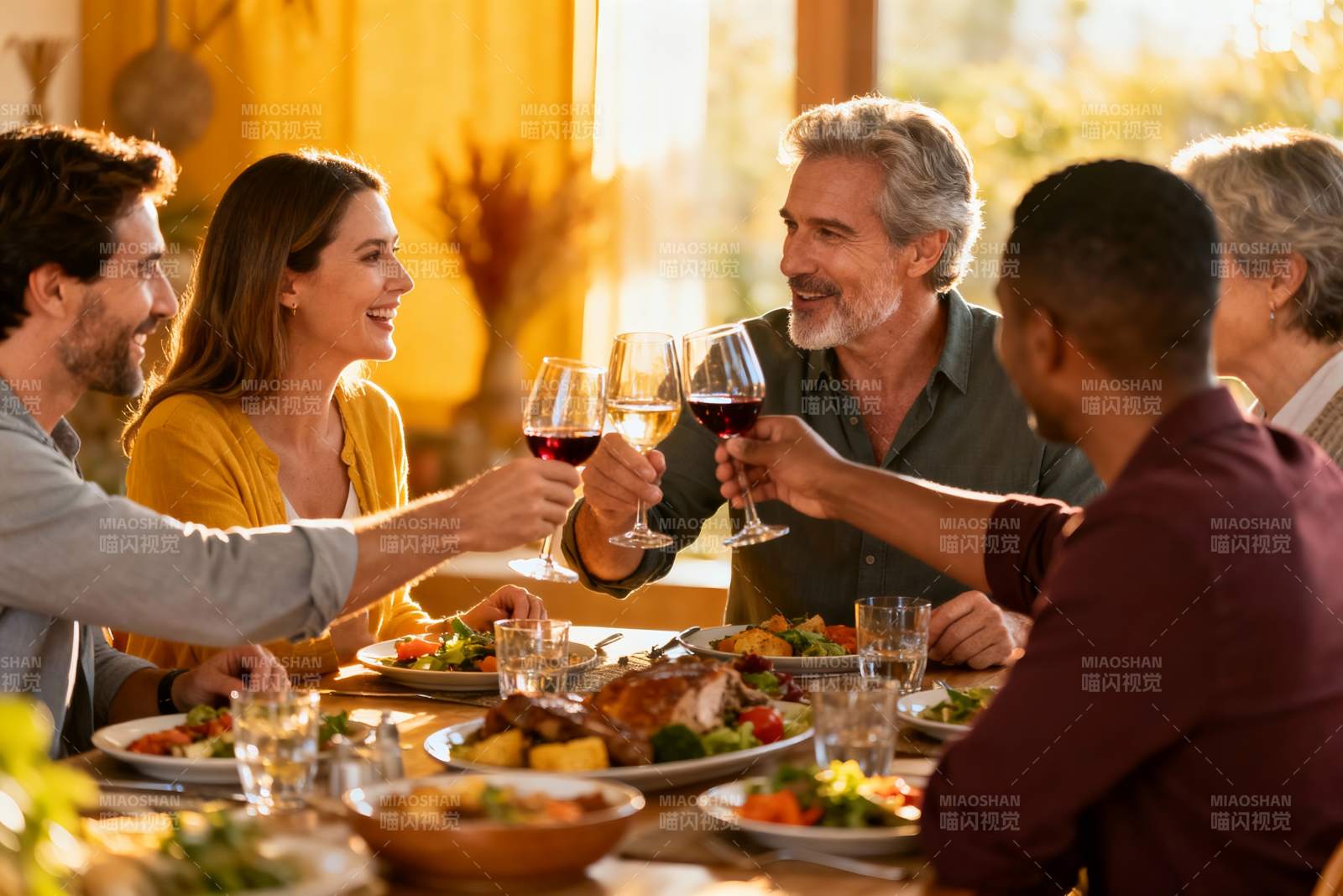 家人聚餐举杯欢庆图片