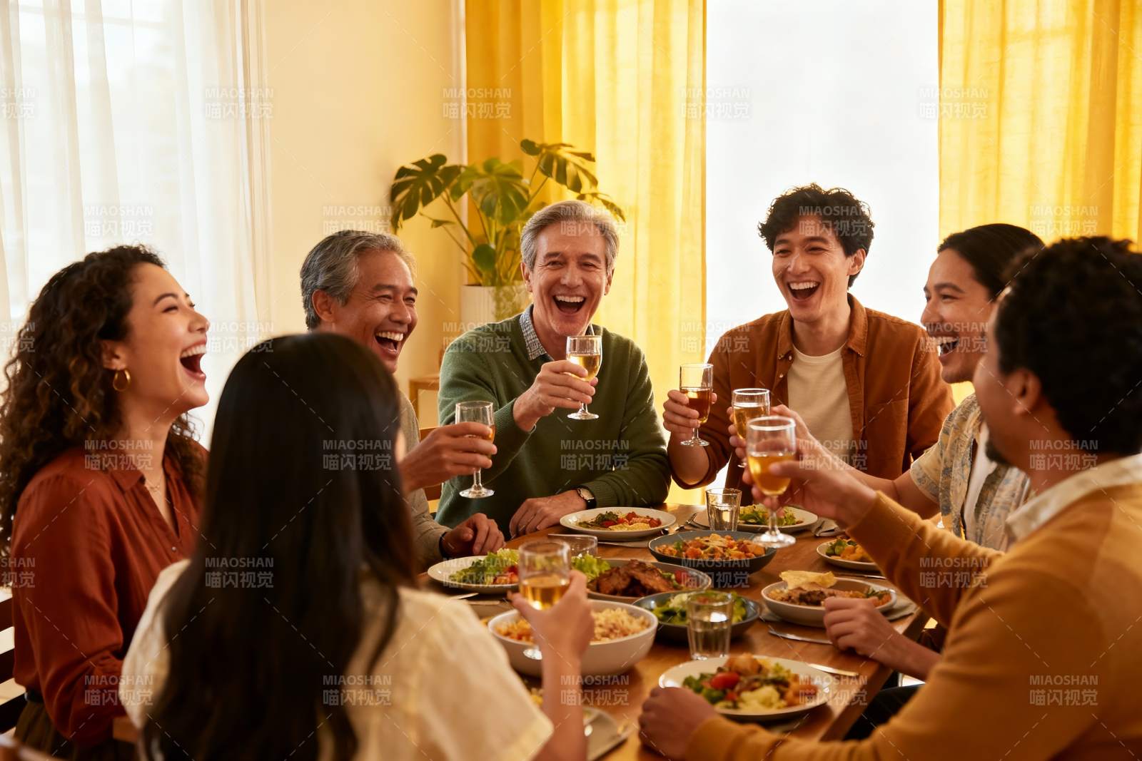家庭聚餐欢笑举杯温馨场景图片