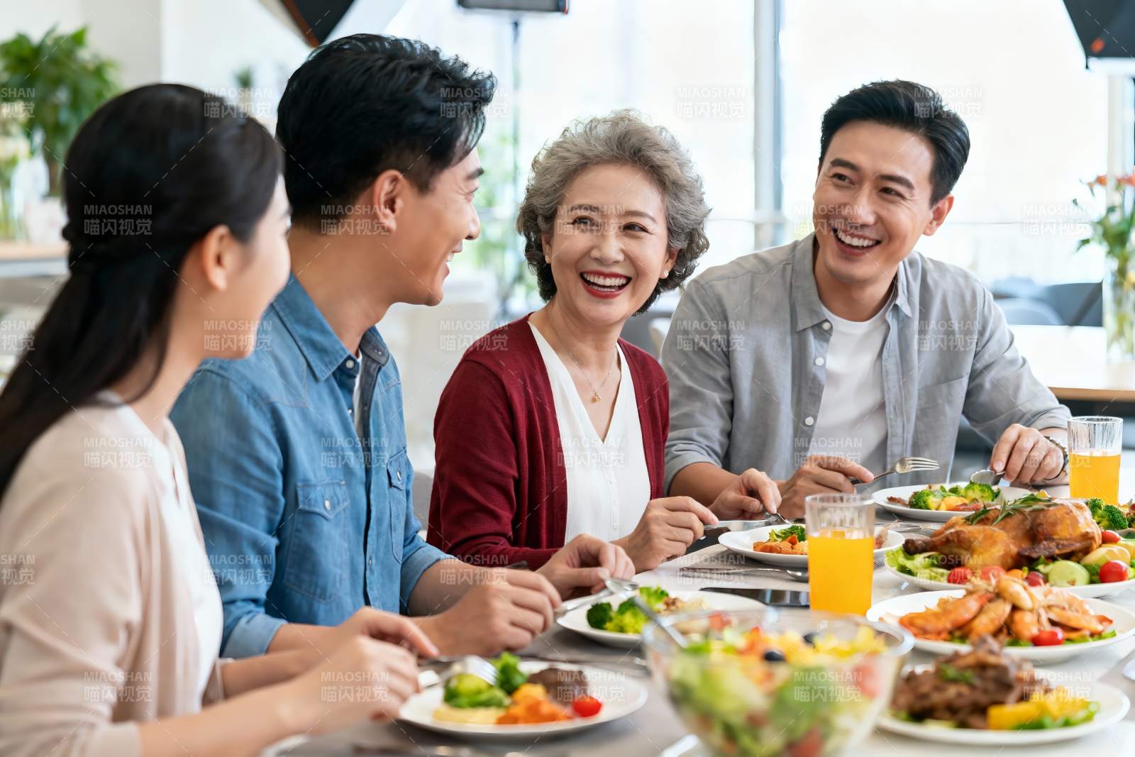 三代同堂家庭聚餐其乐融融图片
