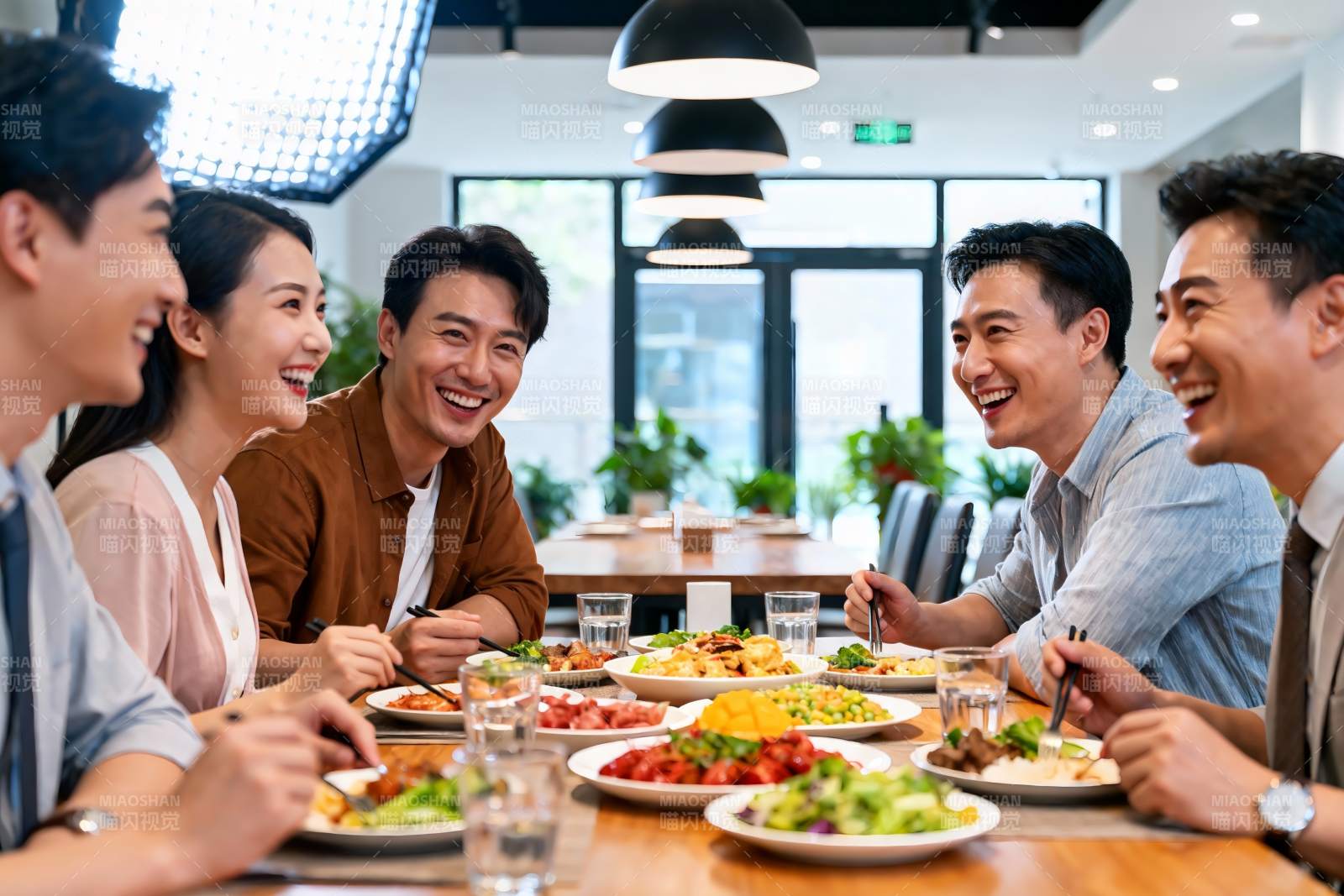 朋友聚餐欢笑共享美食图片