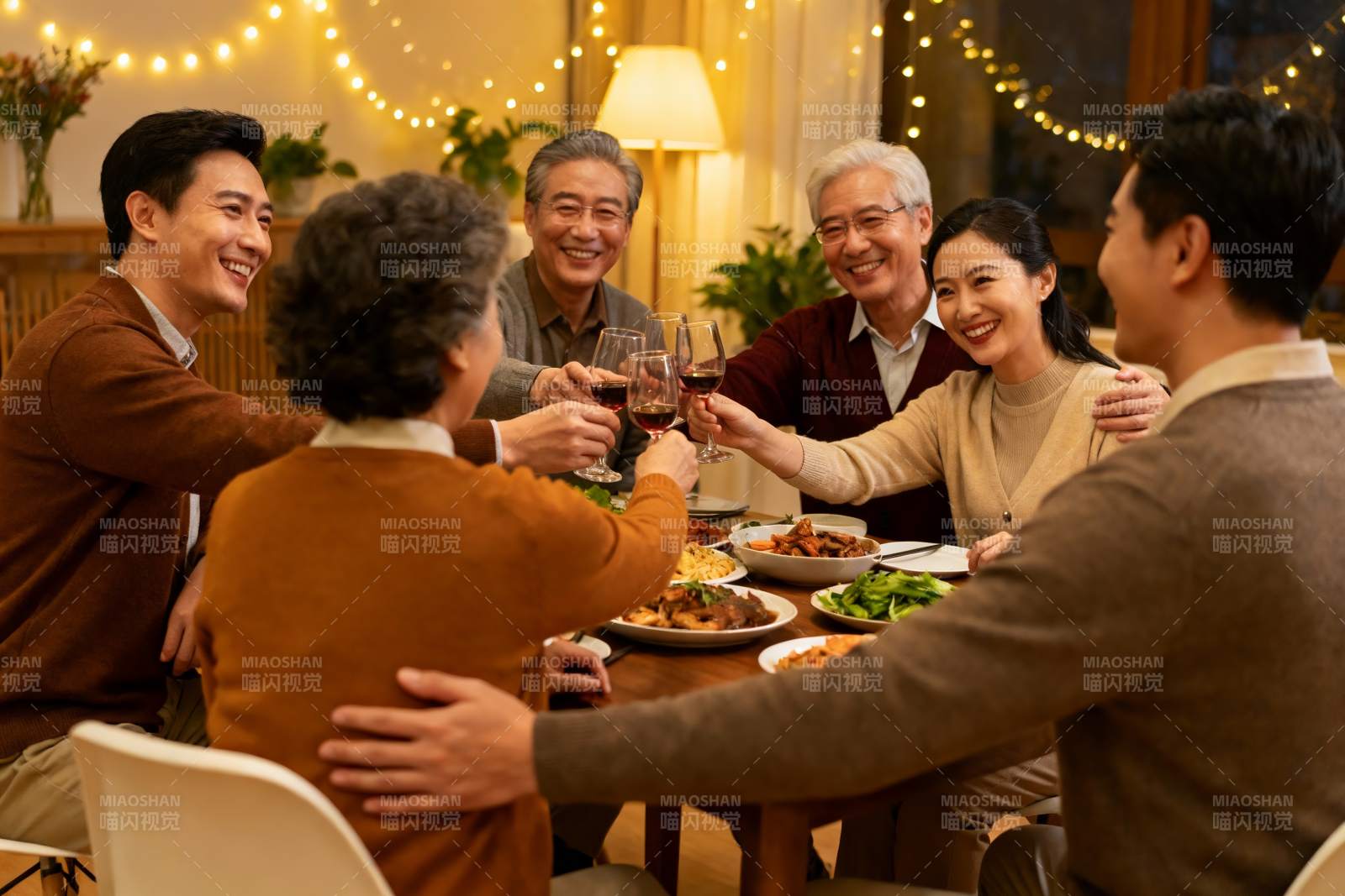 家庭聚餐欢庆时刻图片
