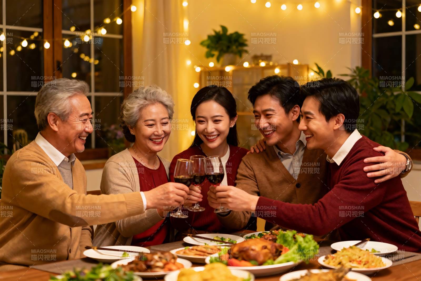 三代同堂家庭聚餐举杯欢庆图片