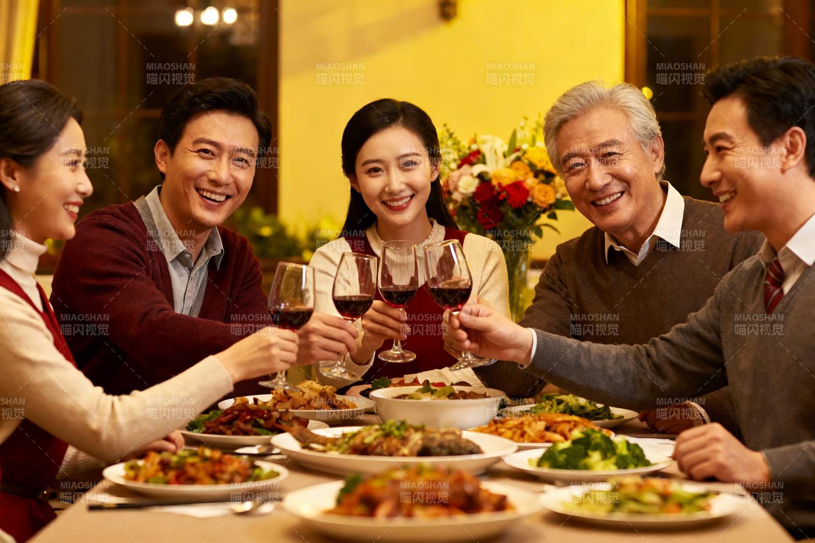 家庭聚餐欢庆时刻图片