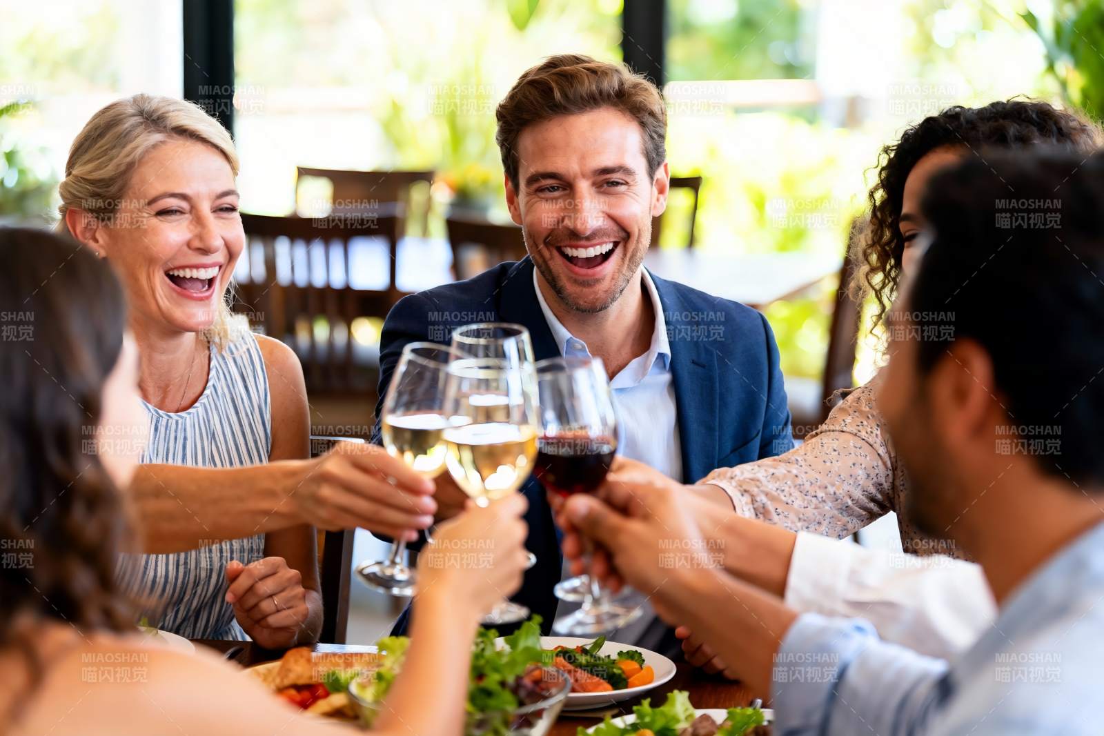 朋友聚餐举杯欢笑图片