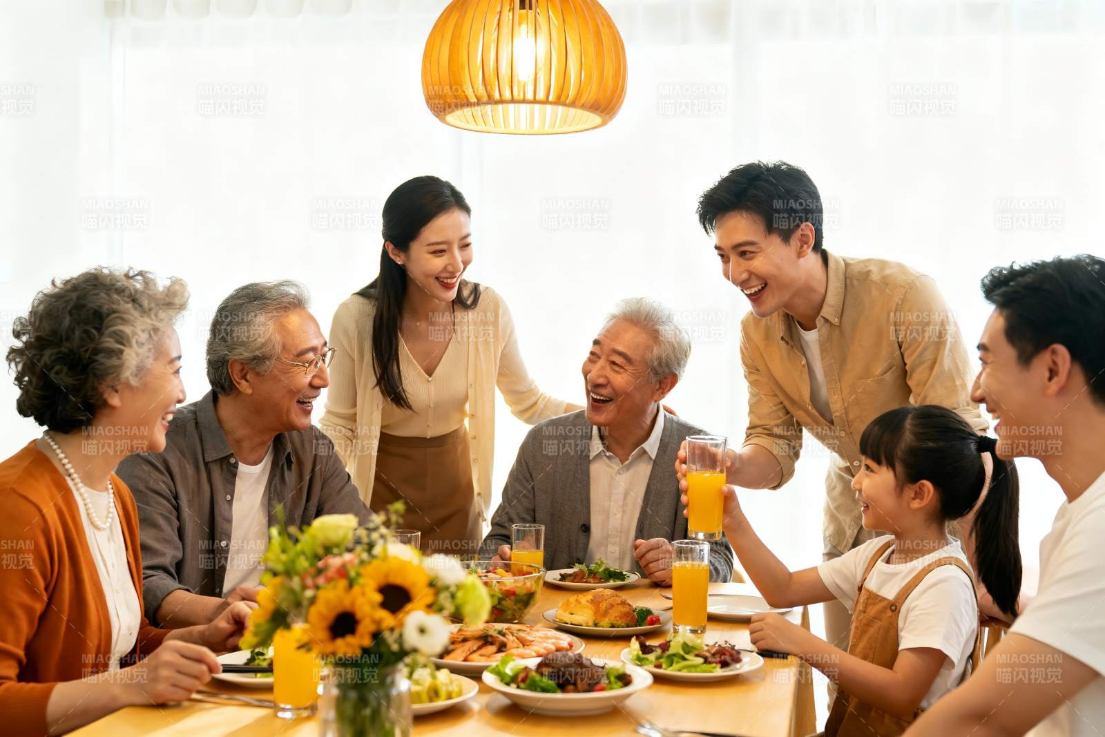 三代同堂家庭聚餐其乐融融图片
