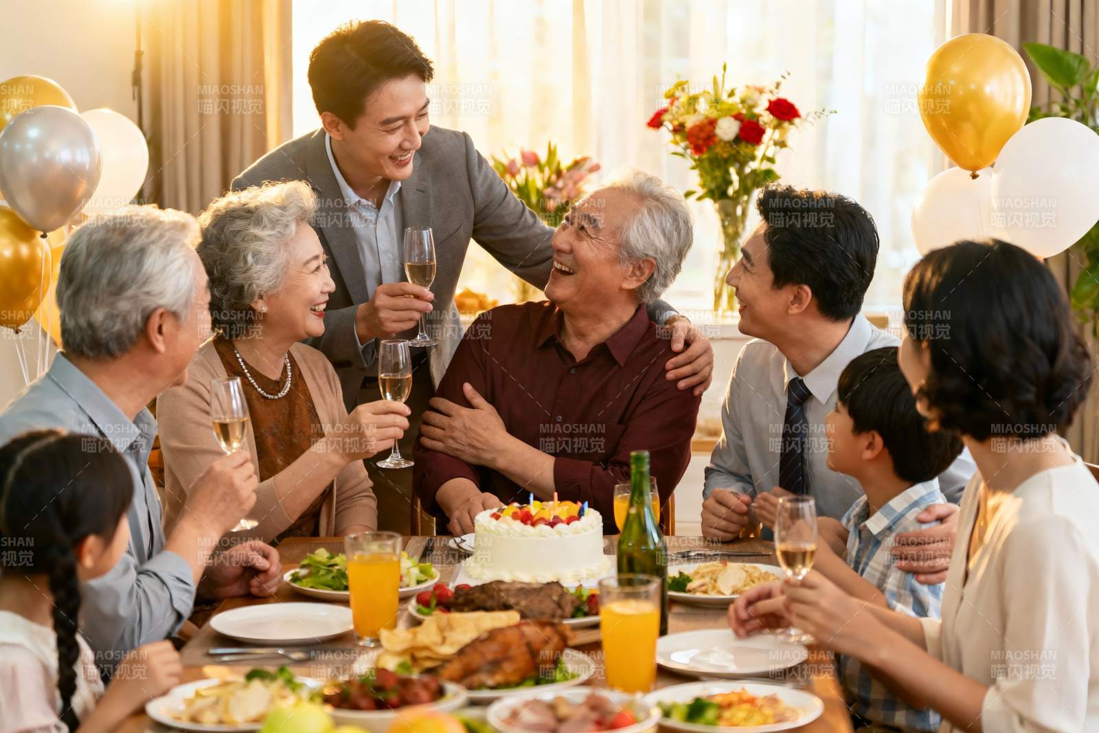 家庭聚餐欢庆生日温馨场景图片