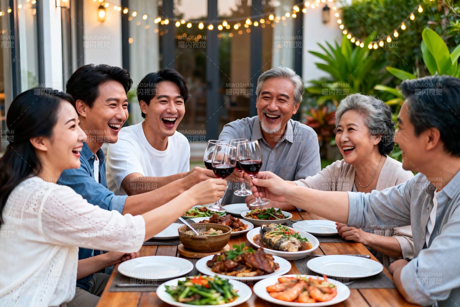 家庭聚餐欢庆时刻图片