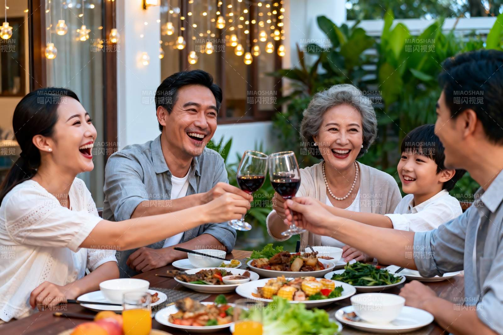 家庭聚餐欢庆时刻图片