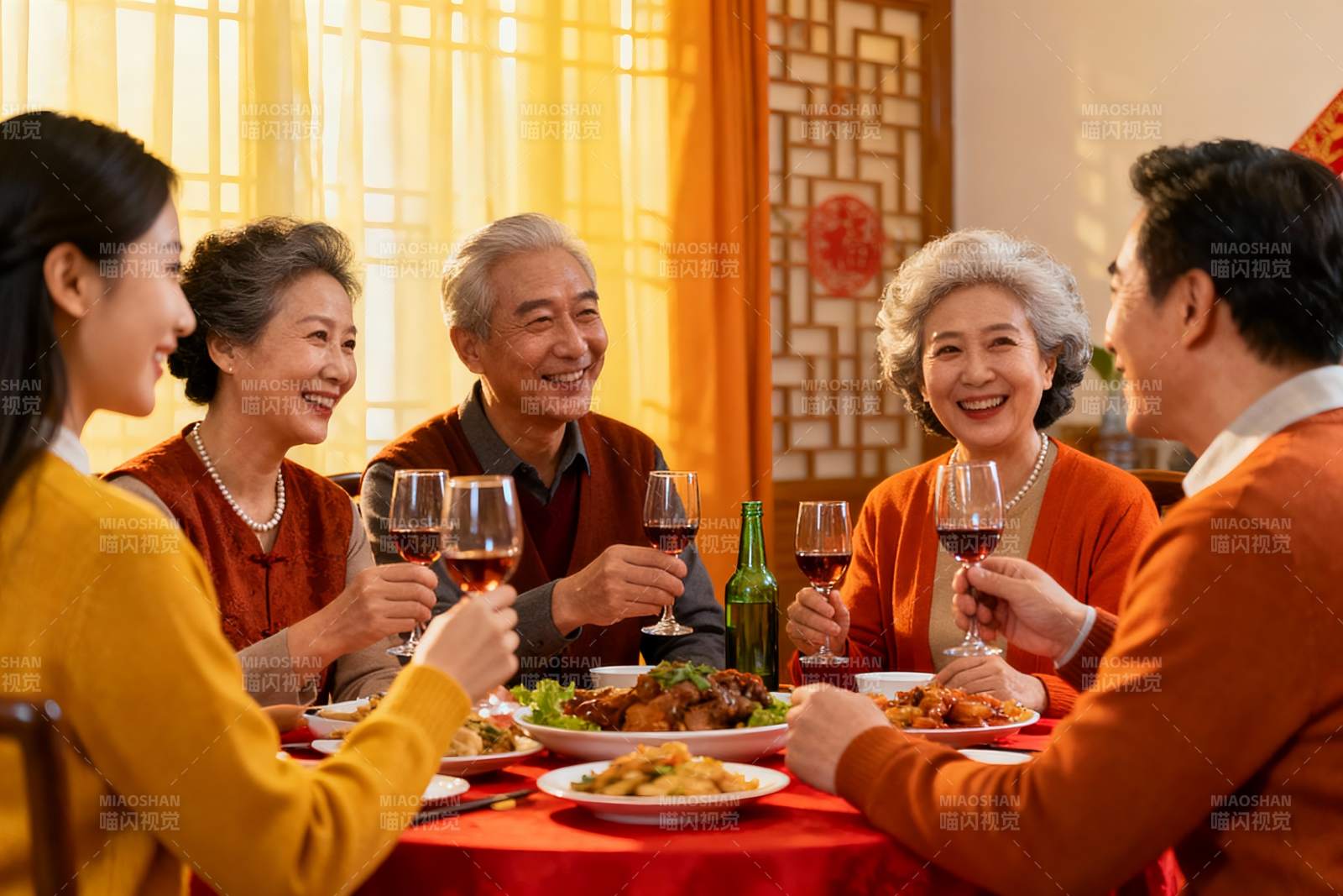 三代同堂家庭聚餐其乐融融图片
