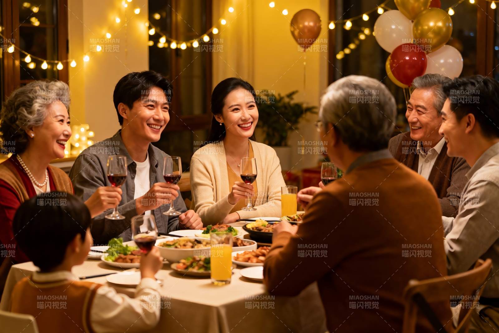 温馨家庭聚餐欢庆时刻图片