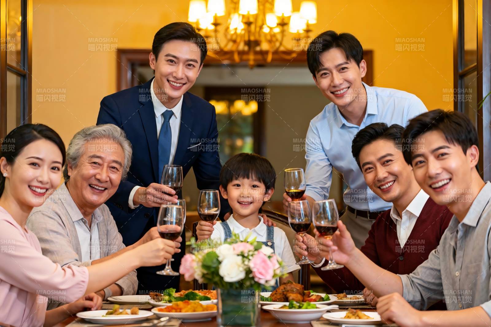 家庭聚餐欢庆时刻图片