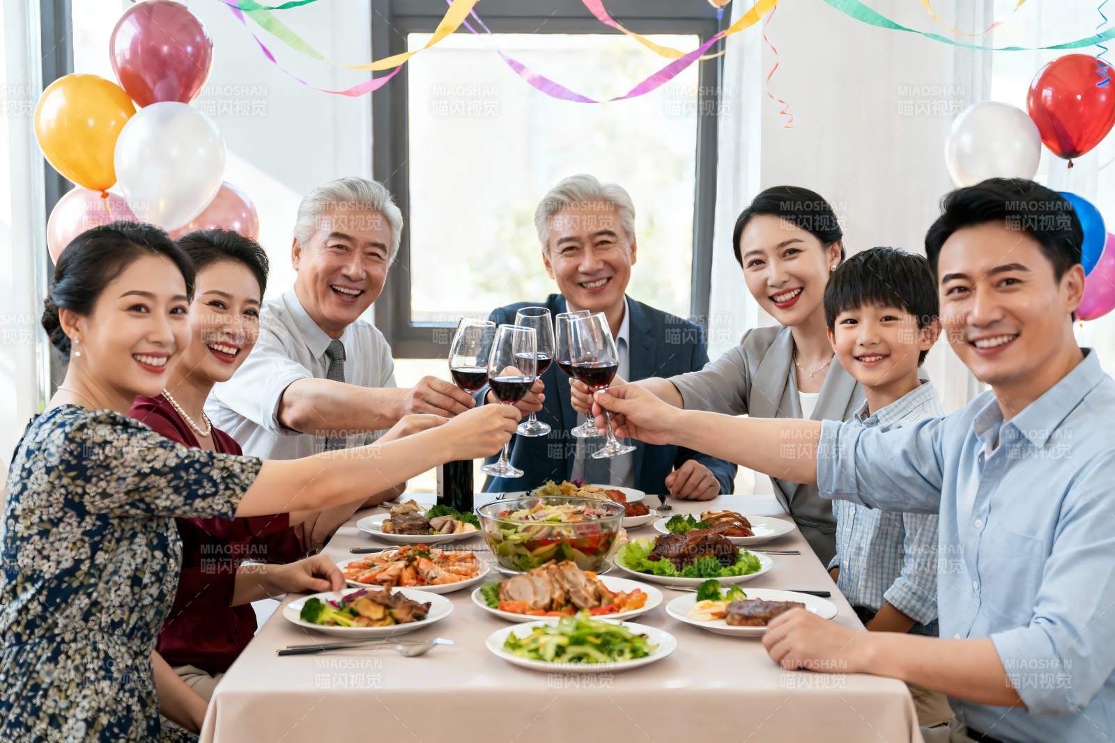 家庭聚餐欢庆举杯图片