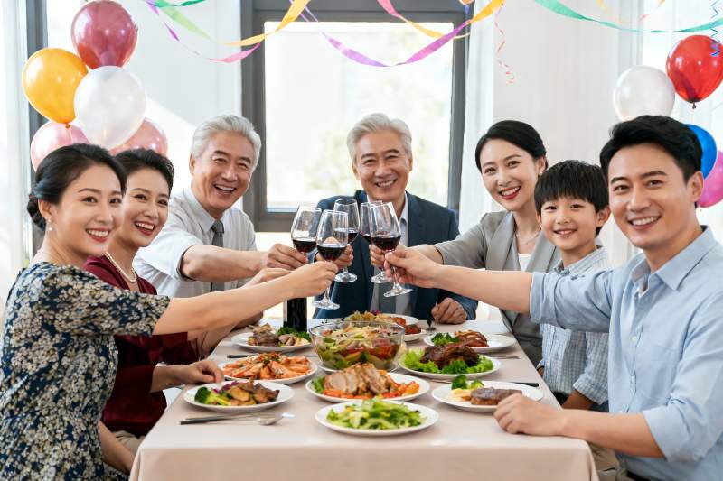 家庭聚餐欢庆举杯图片