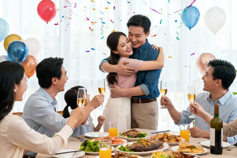 家庭聚会欢庆拥抱场景图片