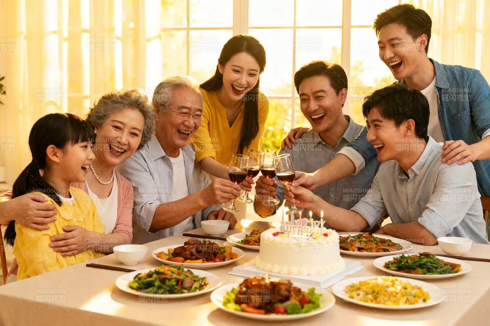 家庭聚餐欢庆生日温馨场景图片