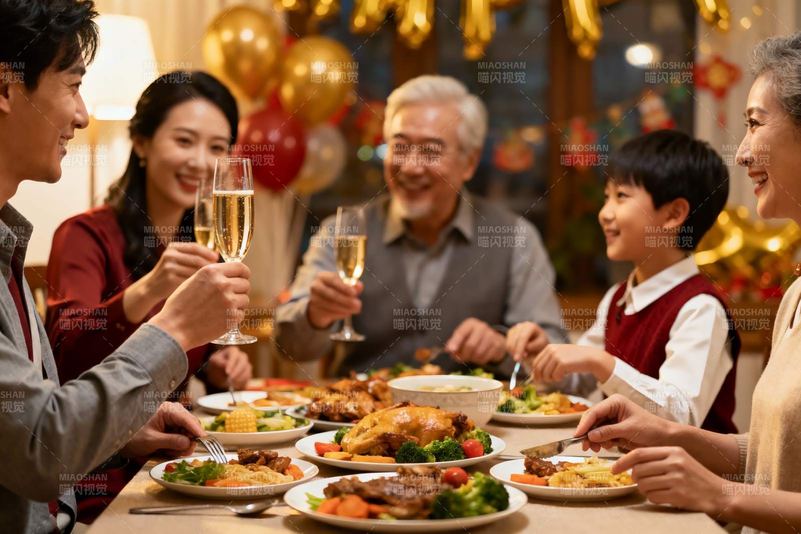 家庭聚餐欢庆时刻图片