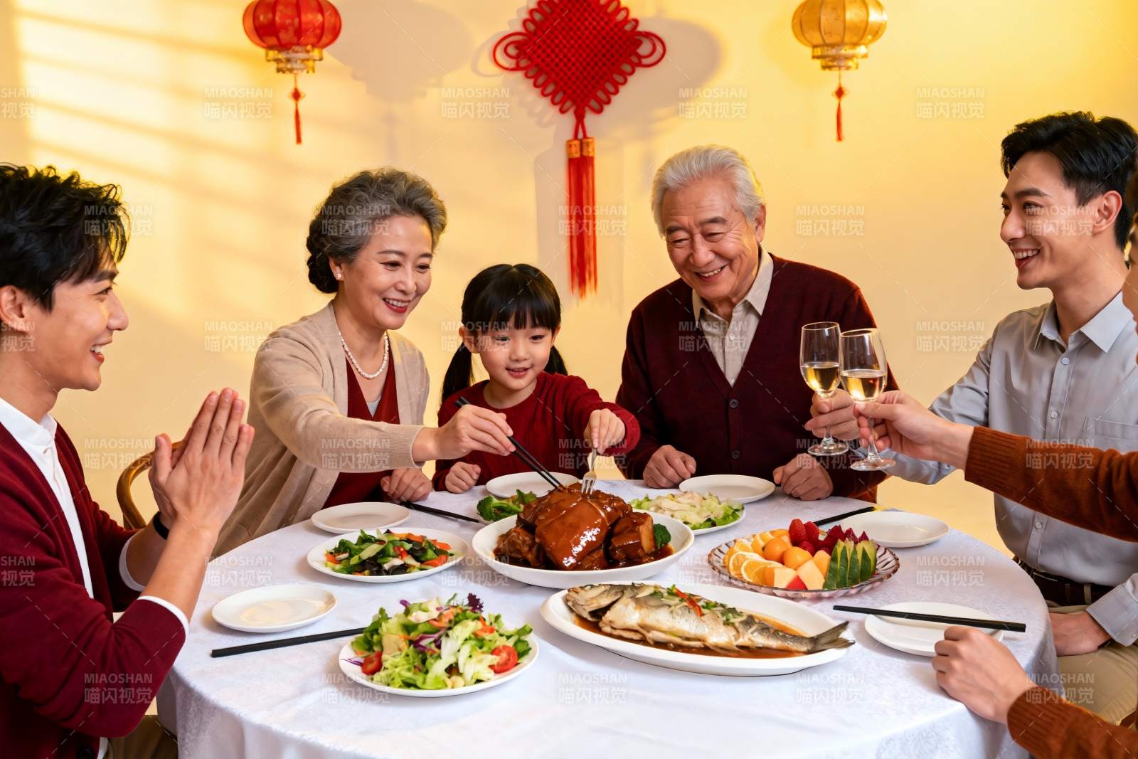 家庭聚餐欢庆团圆时刻图片