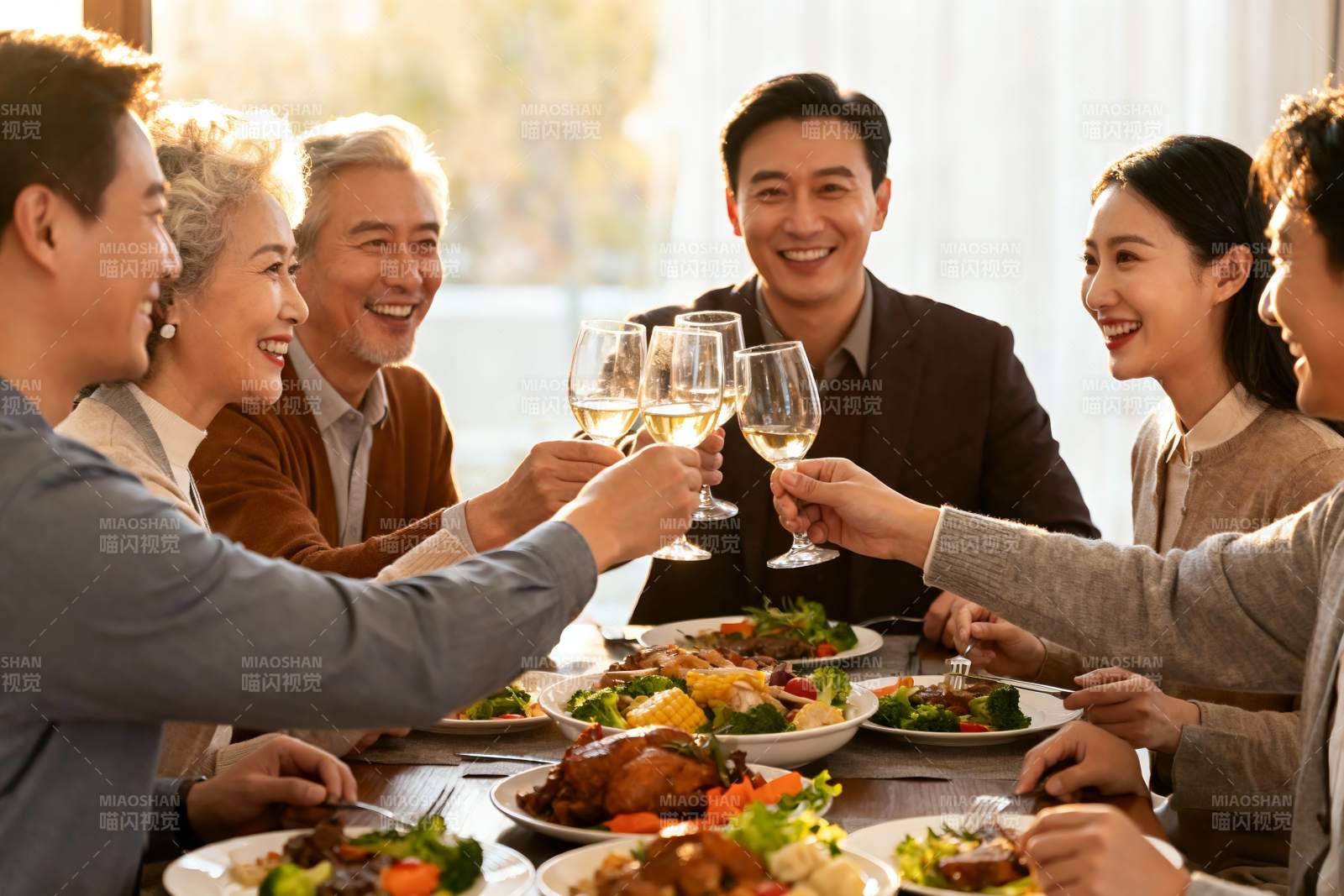家庭聚餐欢庆时刻图片