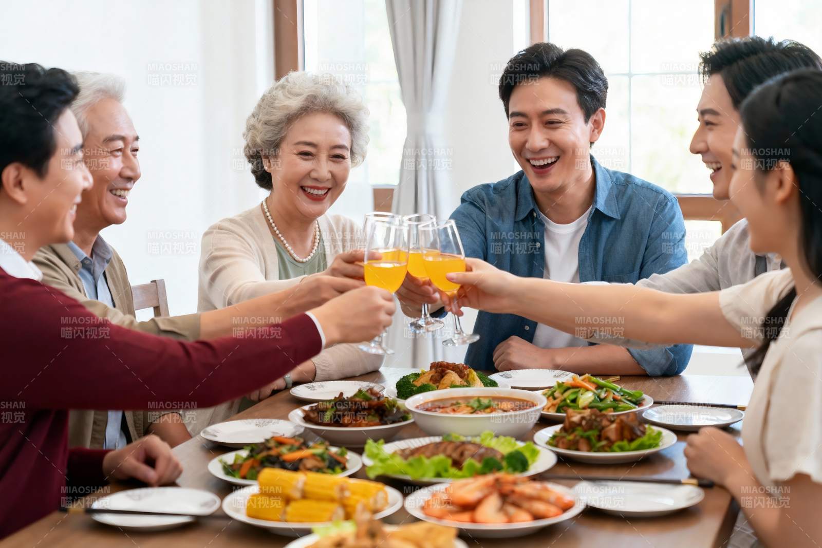 家庭聚餐欢庆时刻图片
