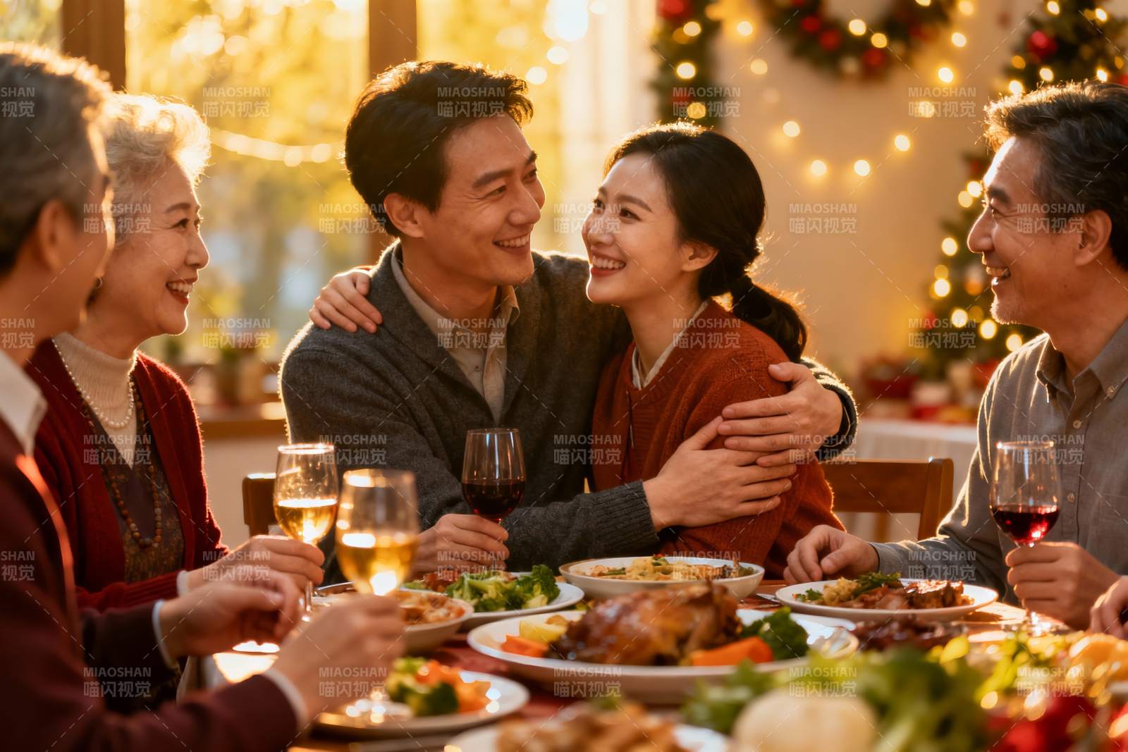 温馨家庭圣诞聚餐场景图片