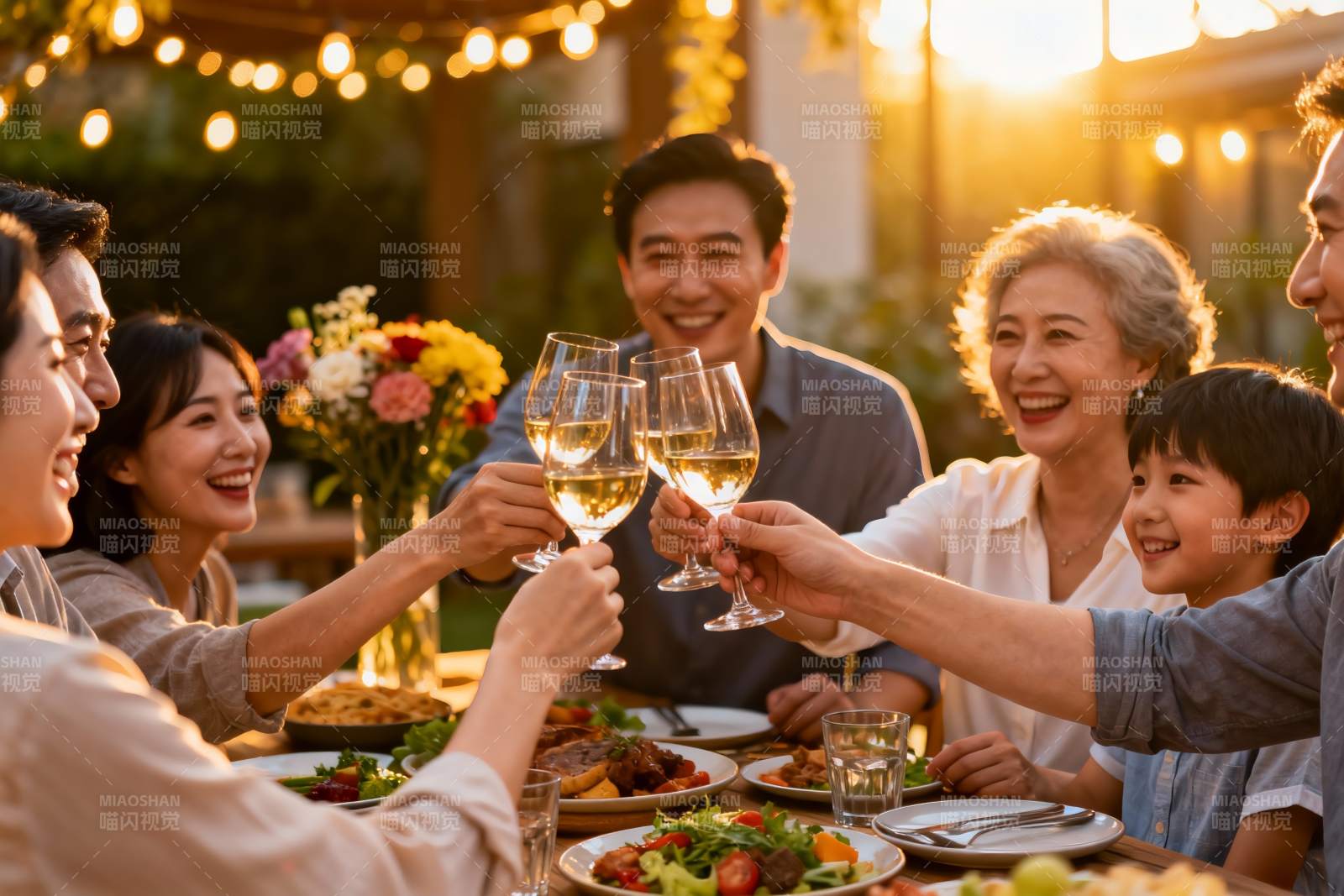 家庭户外聚餐举杯欢庆图片