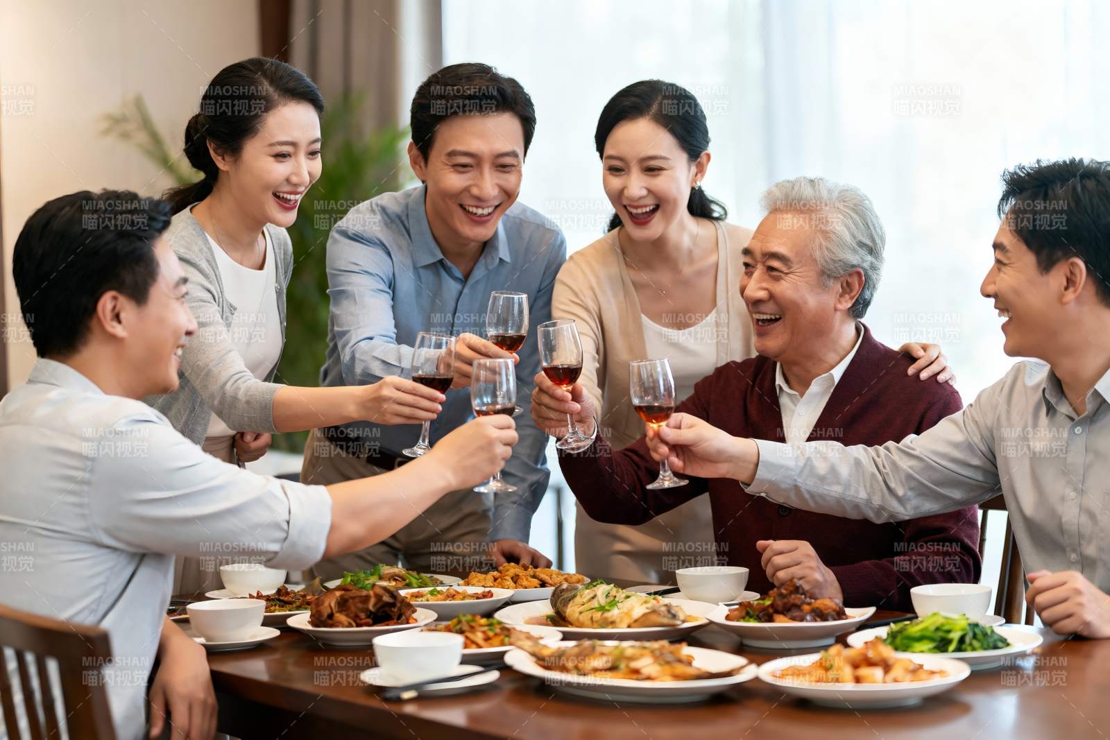 家庭聚餐欢庆时刻图片