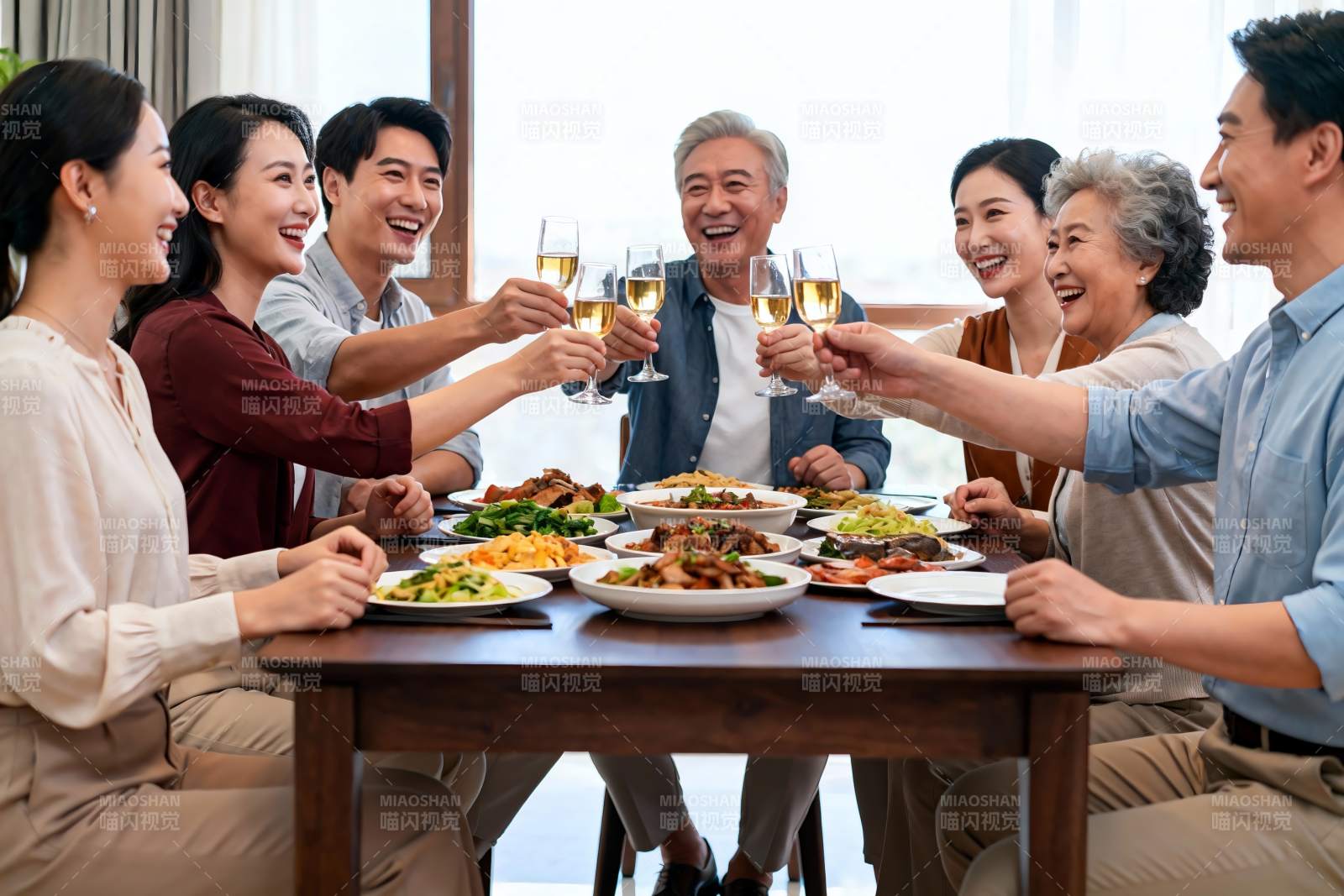 家庭聚餐欢庆时刻图片