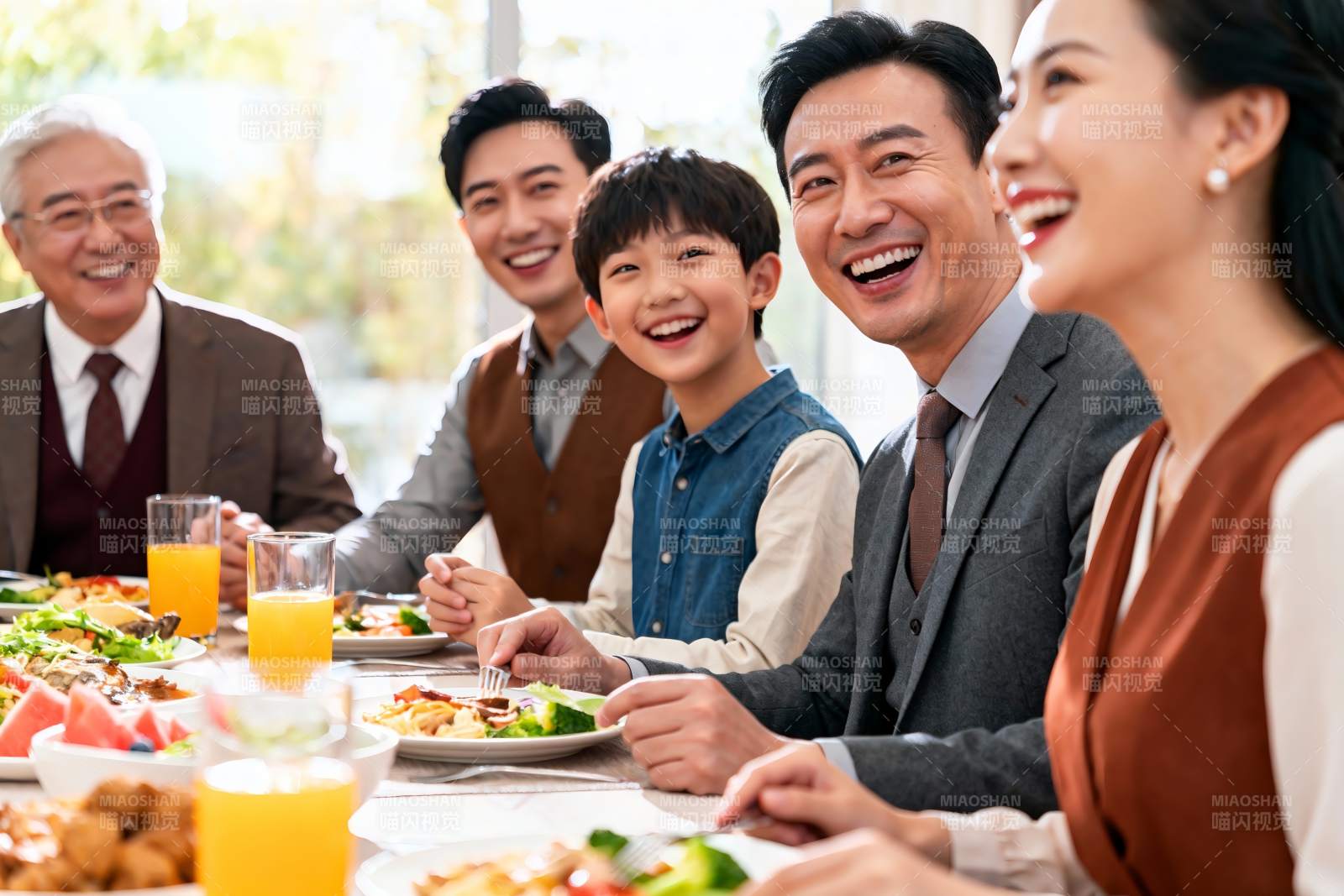 家庭聚餐欢笑场景图片