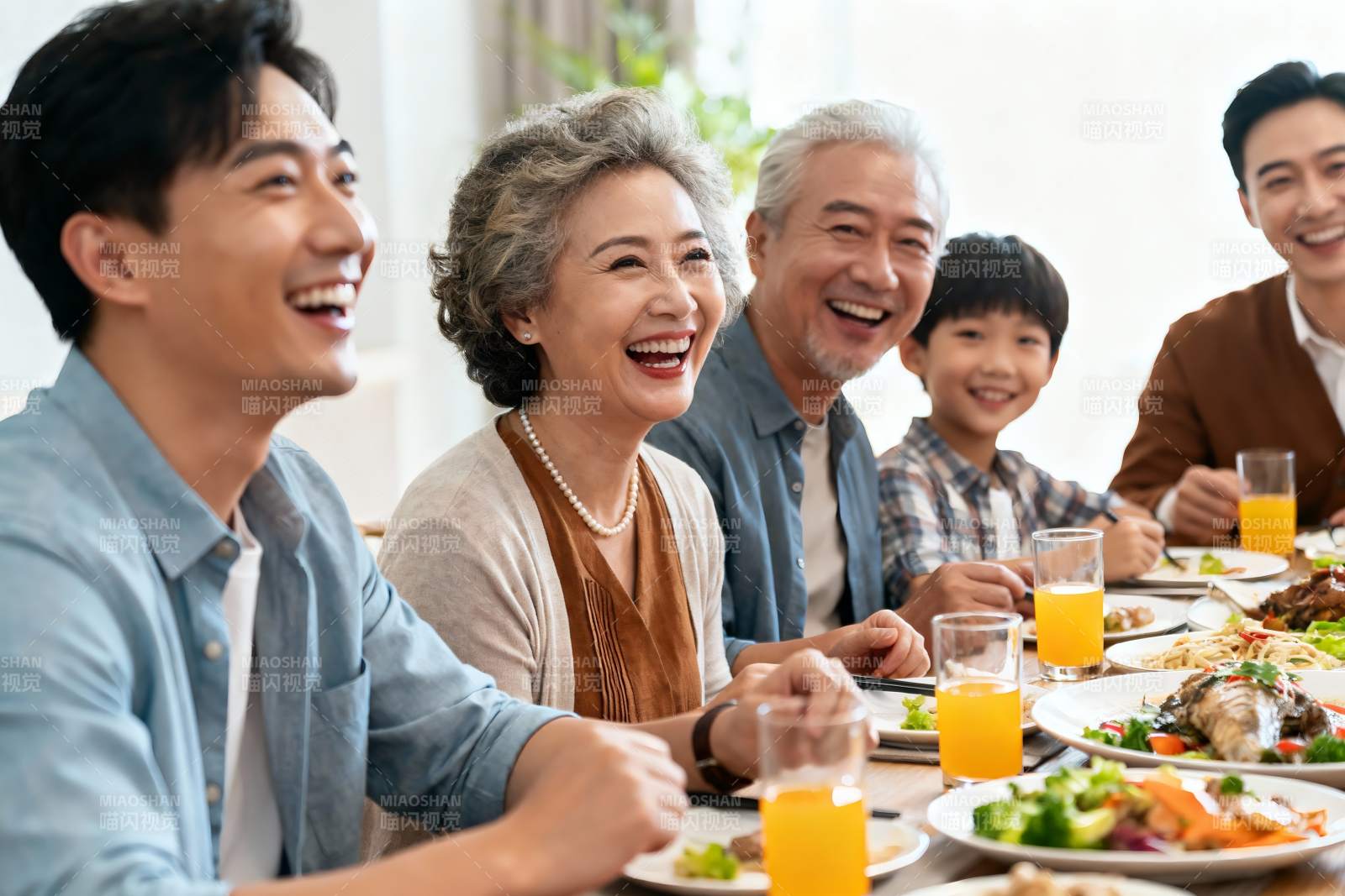 三代同堂家庭聚餐其乐融融图片