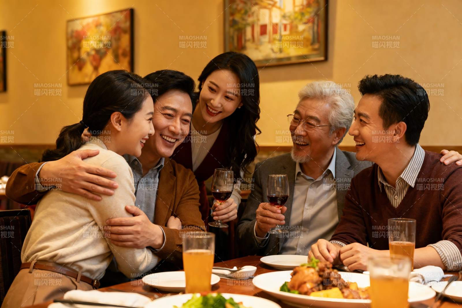 家庭聚餐欢笑温馨场景图片