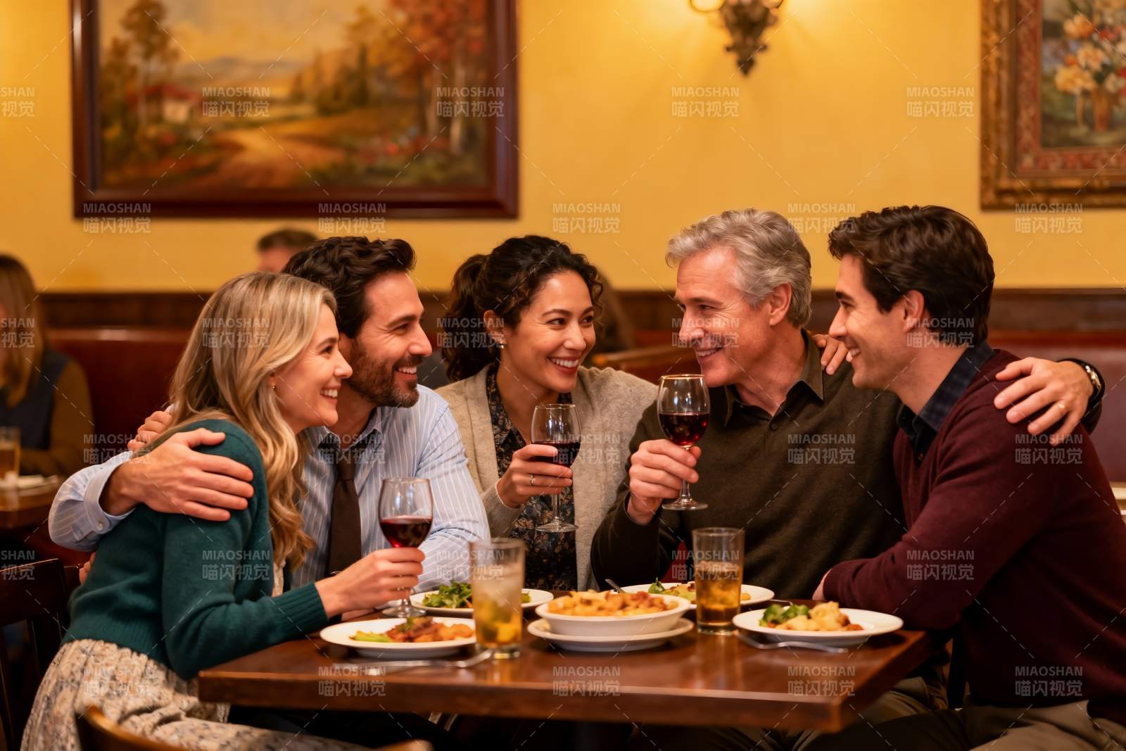 朋友聚餐欢庆举杯图片
