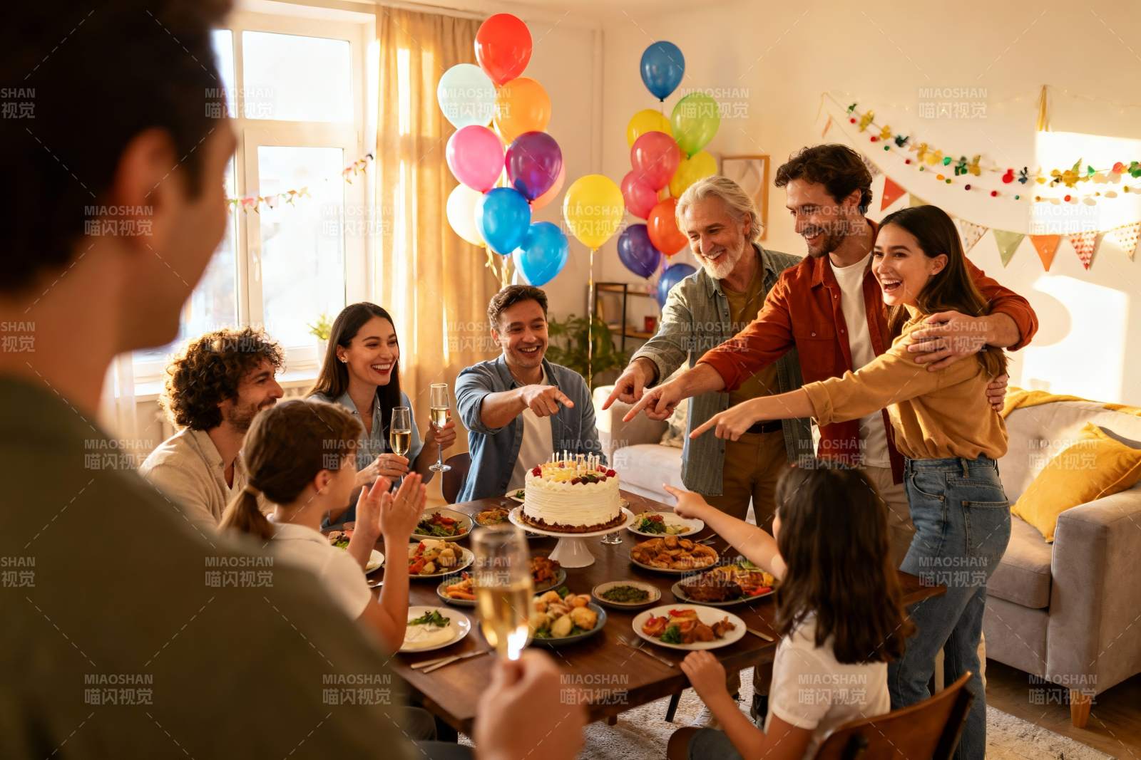 家庭聚会欢庆生日场景图片