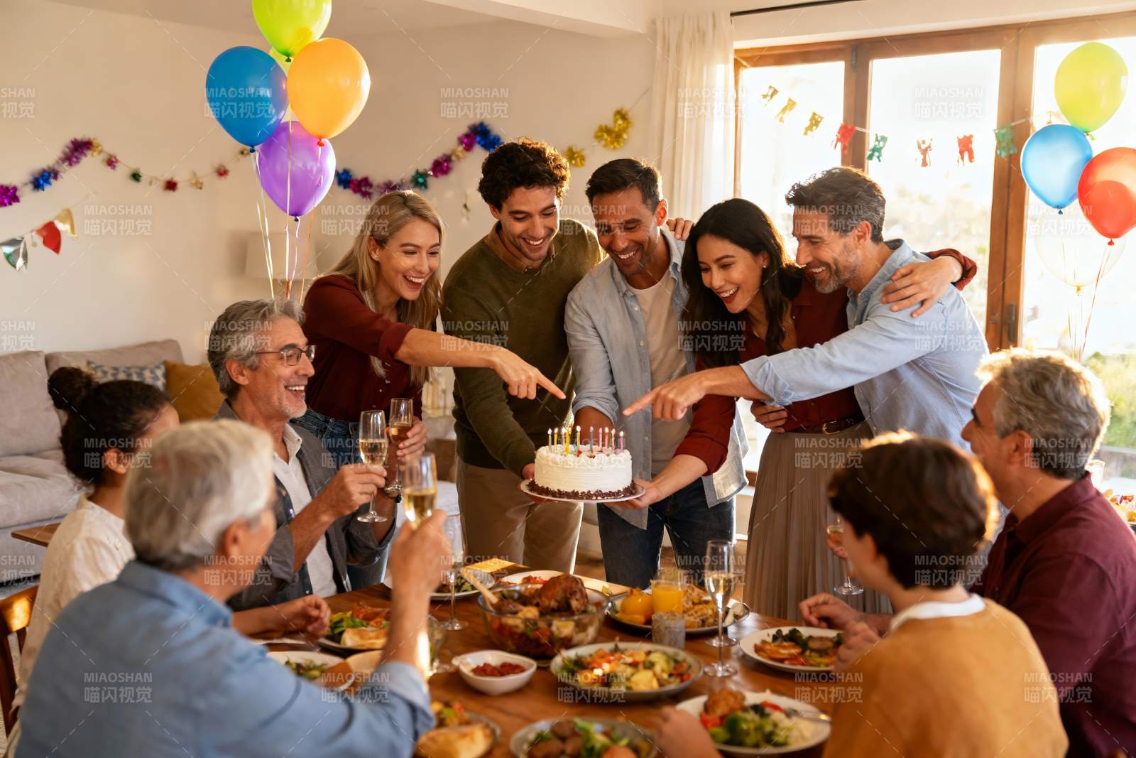 家庭生日聚会欢庆场景图片