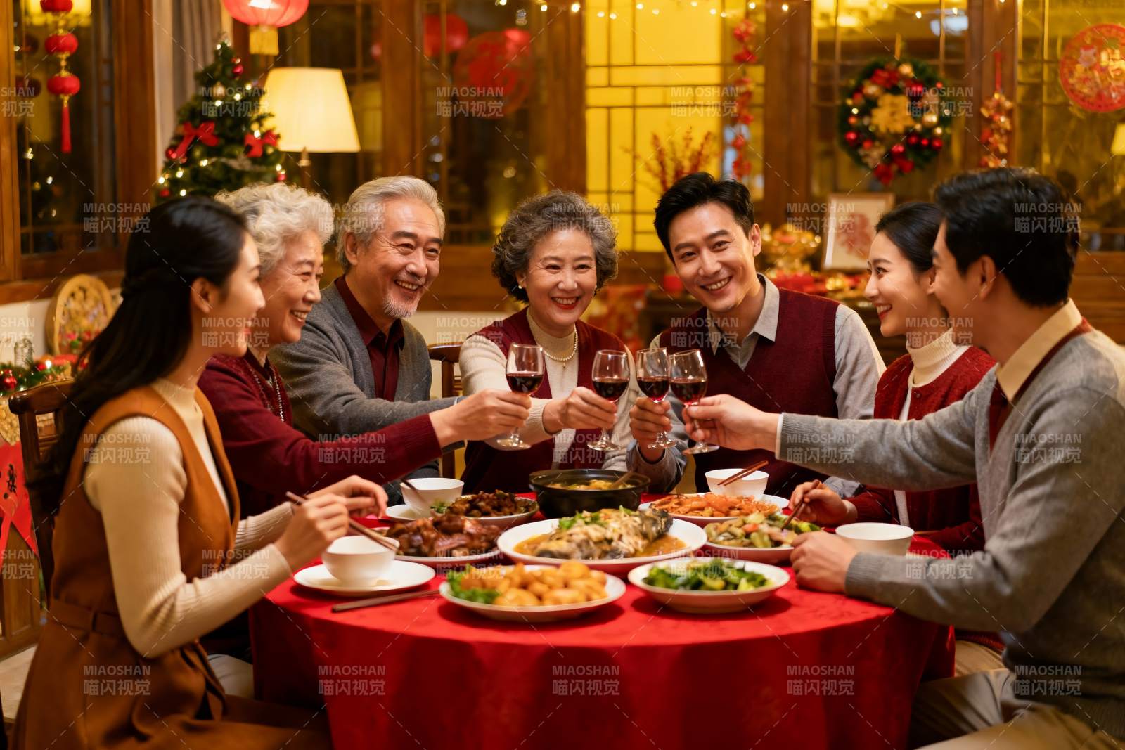 家庭聚餐欢庆团圆图片