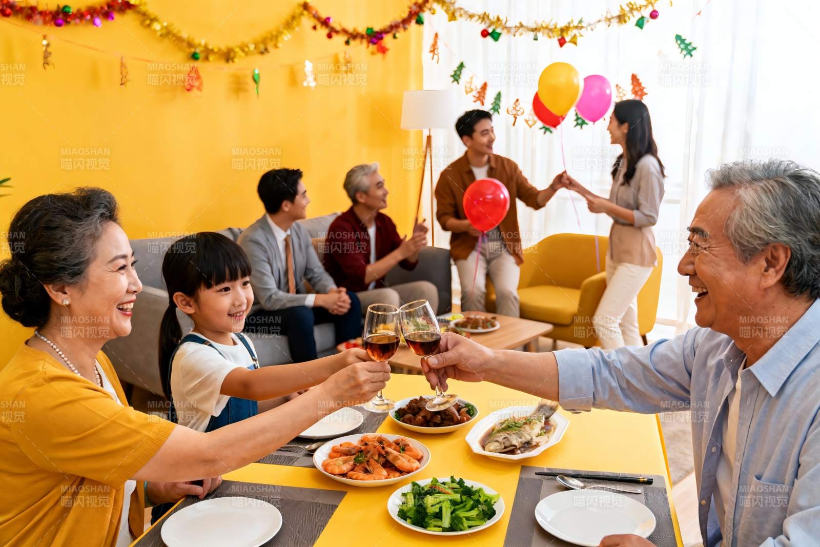 家庭聚餐欢庆节日温馨场景图片
