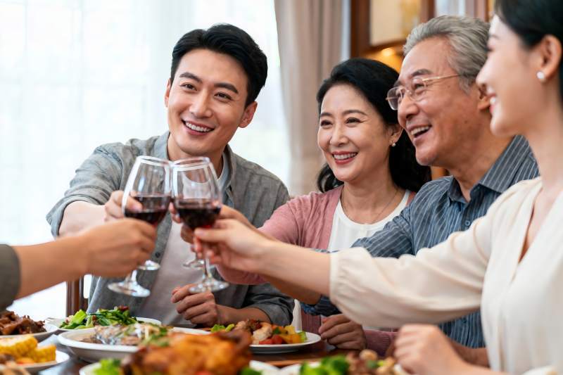 家庭聚餐欢庆时刻图片