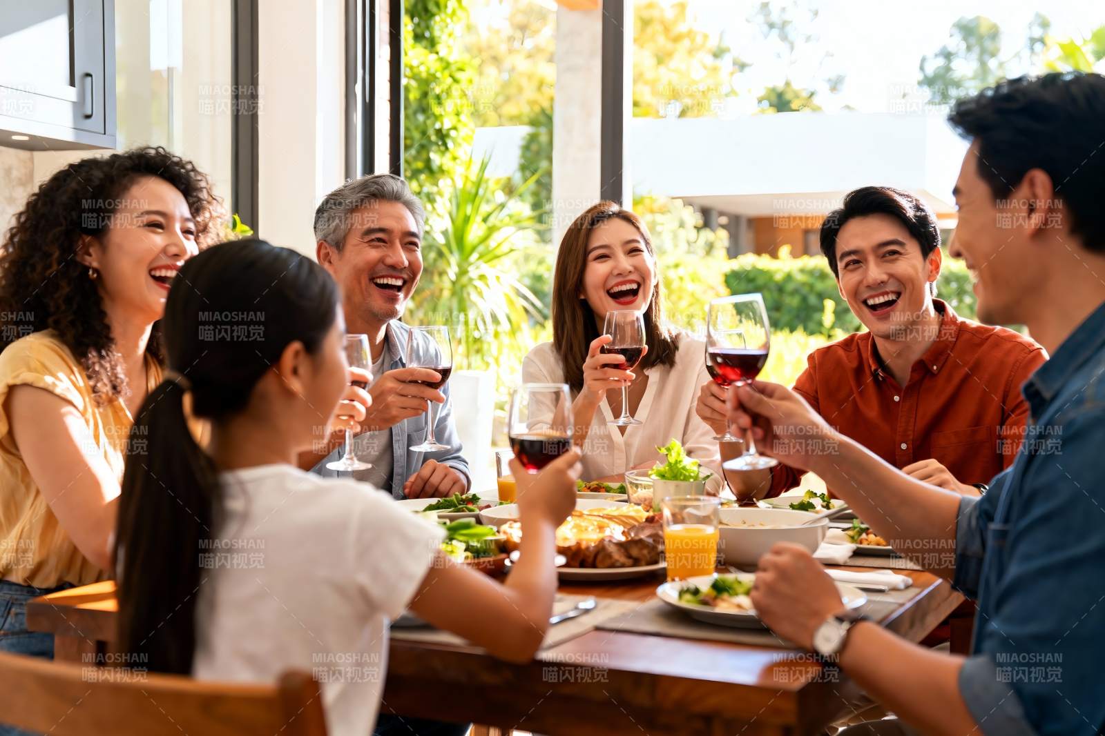 家庭聚餐欢庆时刻图片