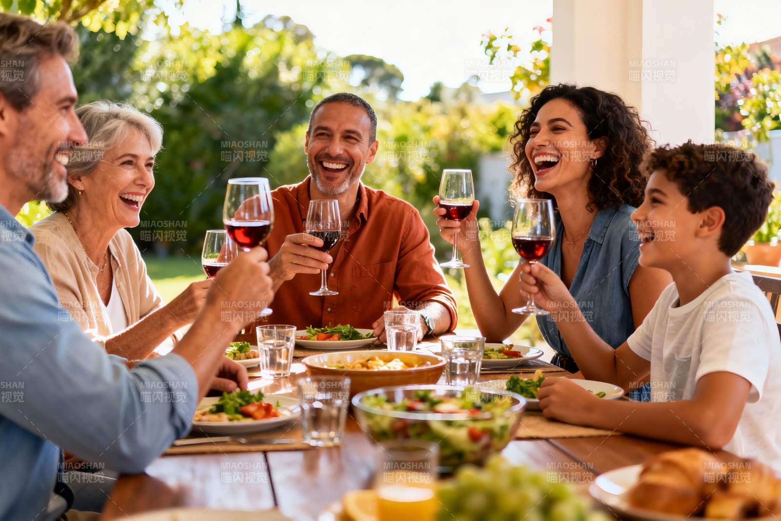 家庭户外聚餐欢笑举杯图片