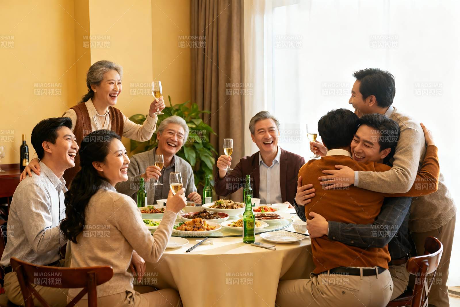 家庭聚餐欢庆时刻图片