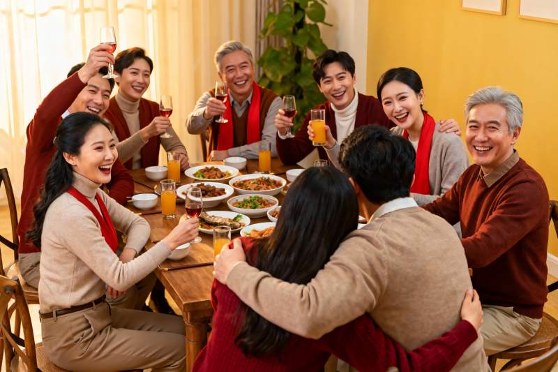 家庭聚餐欢庆时刻图片