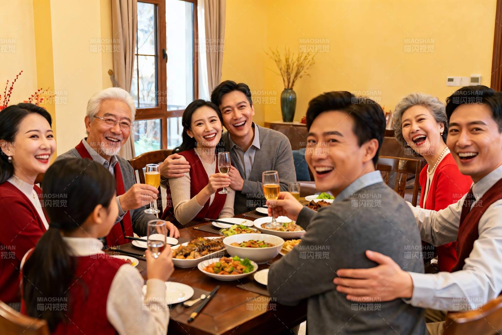 家庭聚餐欢庆时刻图片