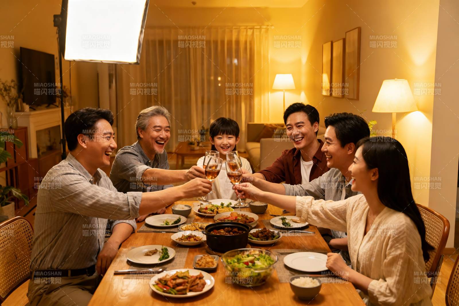 温馨家庭聚餐举杯欢庆图片