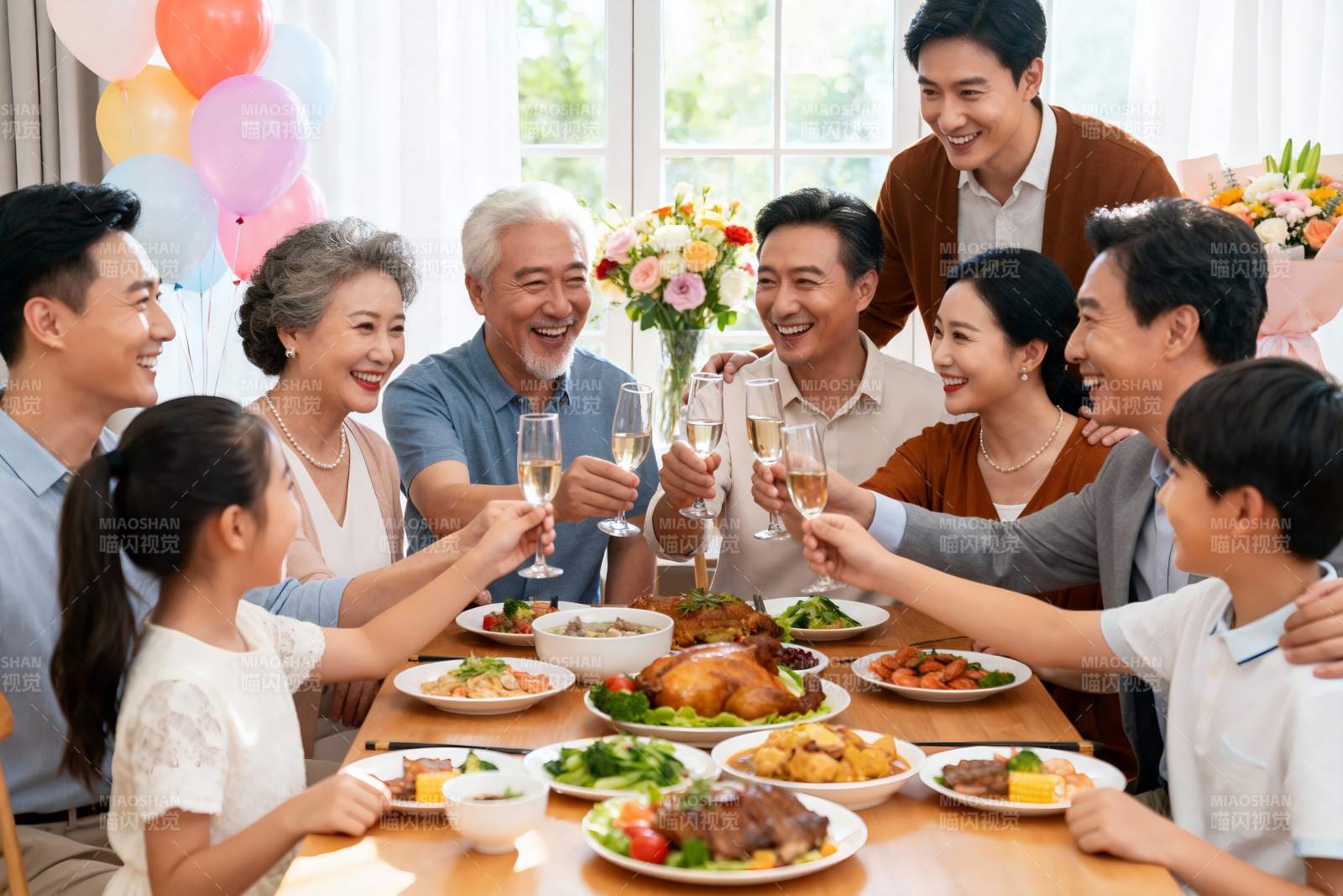 家庭聚餐欢庆时刻图片