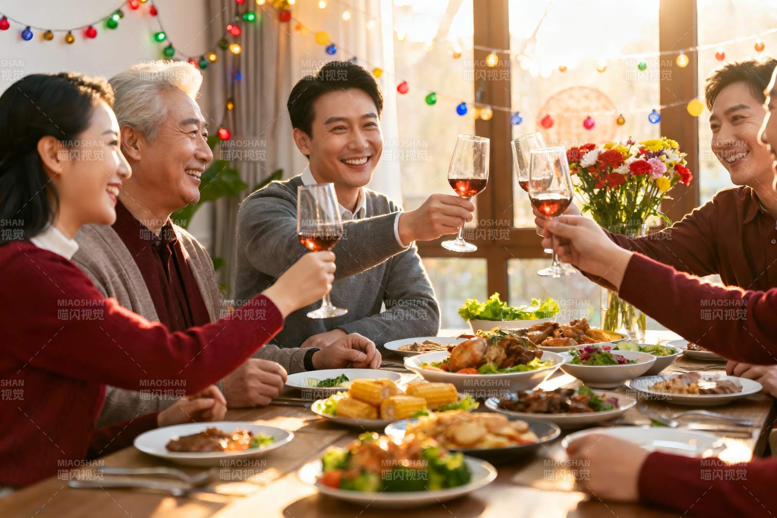 家庭聚餐欢庆时刻图片