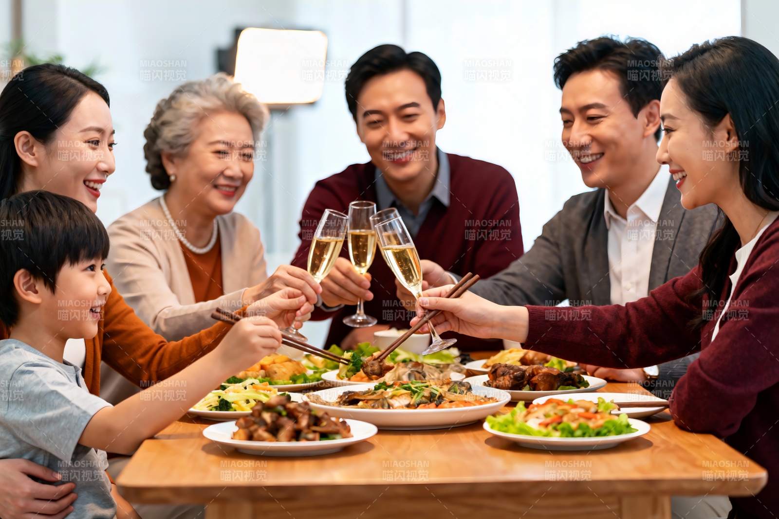 家庭聚餐欢庆时刻图片