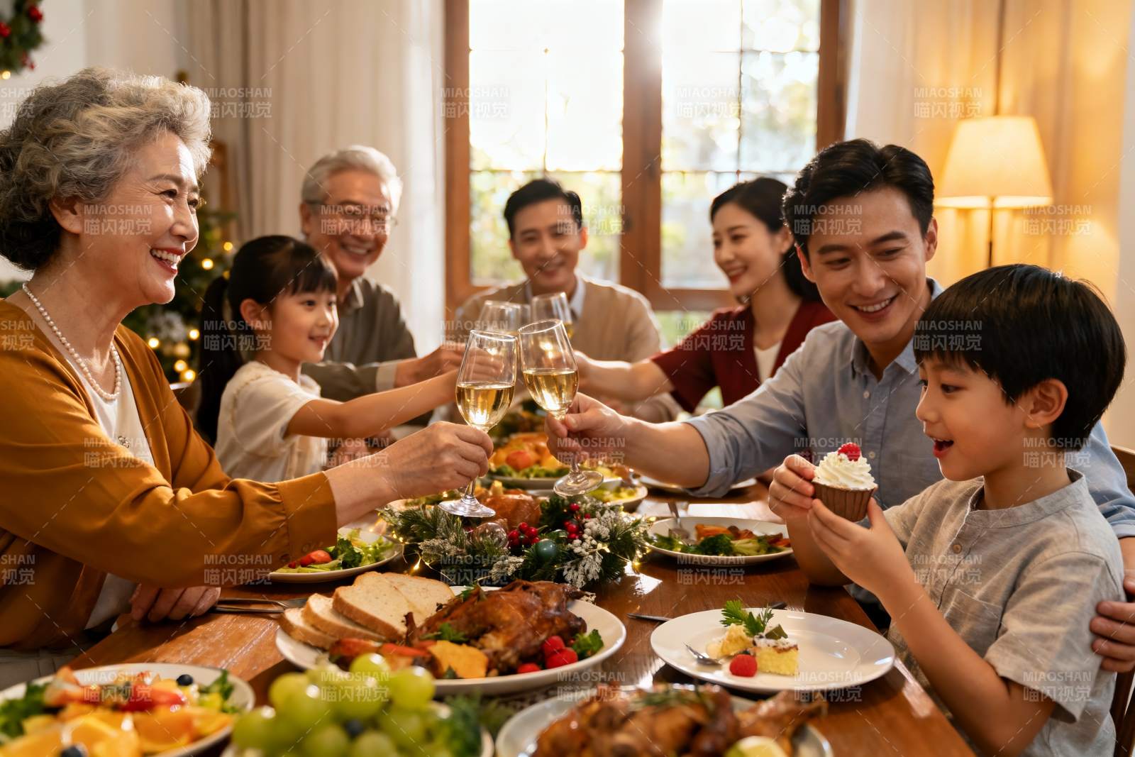 温馨家庭聚餐举杯欢庆图片